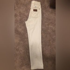 Love this jeans! Only wore them once! Got the wrong size, too small for me!